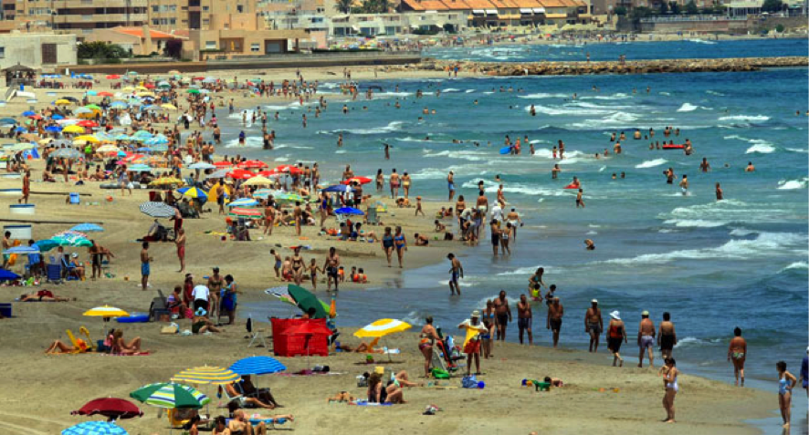 las playas están llenas y se necesita un trasvase para el abastecimiento